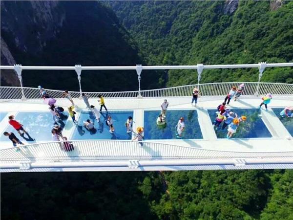 C玻璃橋、天門仙山、夯吾苗寨、鳳凰古城“神秘湘西之旅” 品質(zhì)純玩2晚3日游