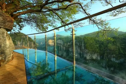 鳳凰古城、晚會(huì)、矮寨大橋、魔鬼玻璃棧道、墨戎苗寨汽車兩日游