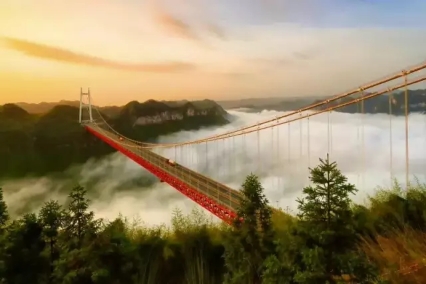 鳳凰古城、晚會(huì)、矮寨大橋、魔鬼玻璃棧道、墨戎苗寨汽車兩日游