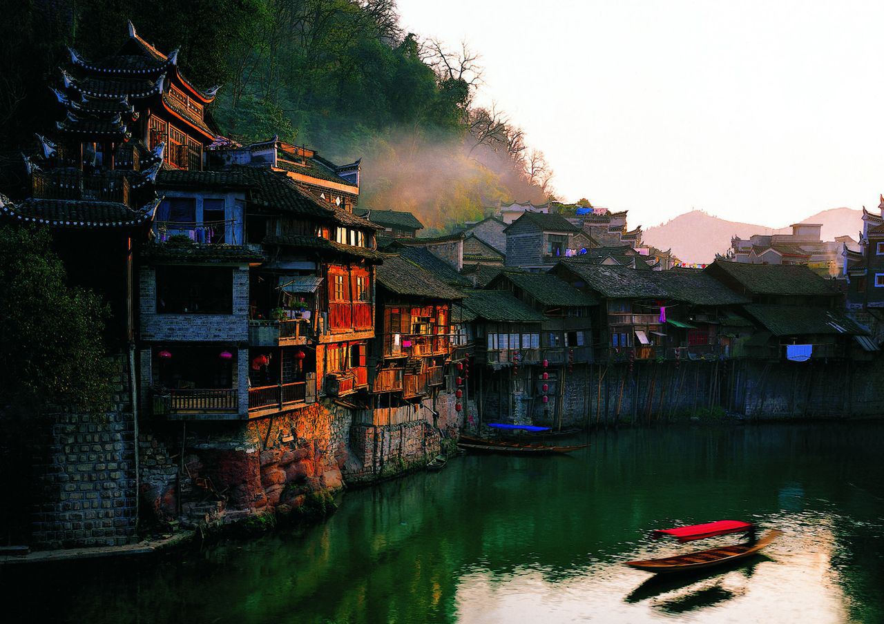 C玻璃橋、天門仙山、夯吾苗寨、鳳凰古城“神秘湘西之旅” 品質(zhì)純玩2晚3日游