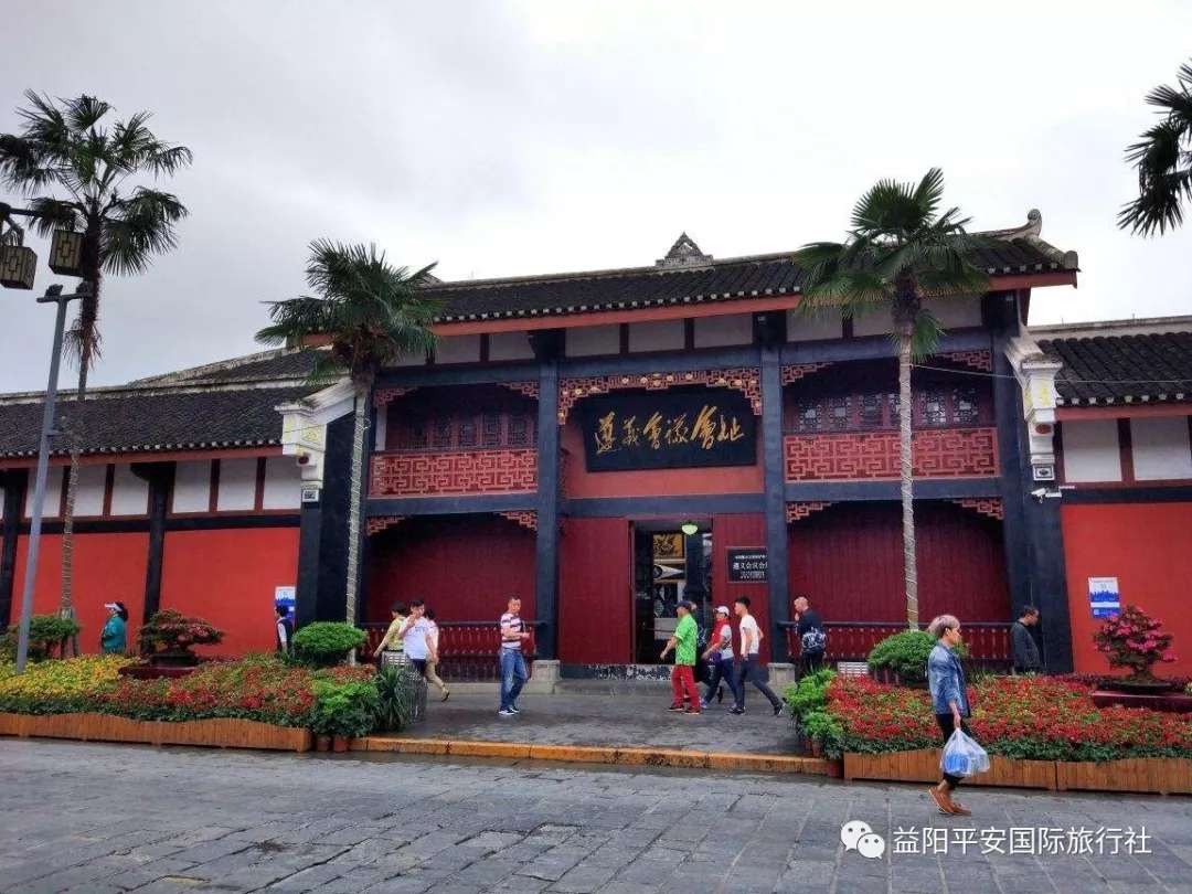 貴州黃果樹大瀑布、梵凈山、西江千戶苗寨、荔波大小七孔、鎮(zhèn)遠(yuǎn)古城遵義會議會址、息烽集中營汽車七日游