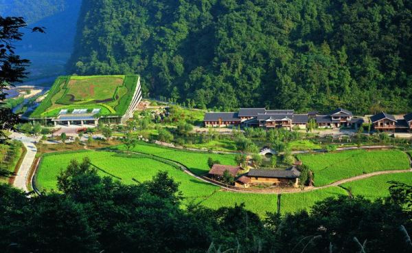 　　D4線：黃龍洞、袁家界、天子山、金鞭溪、夯吾苗寨、鳳凰古城“養(yǎng)心潤(rùn)肺”之旅品質(zhì)純玩3晚4日游