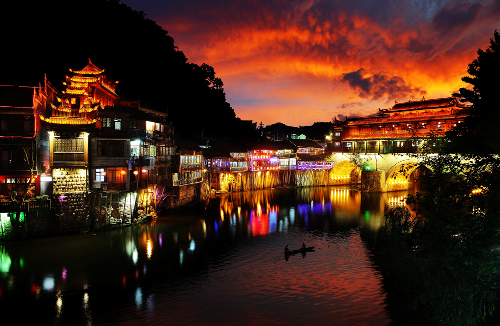 黃龍洞、天門(mén)仙山、夯吾苗寨、鳳凰古城“神秘湘西之旅” 品質(zhì)純玩2晚3日游D